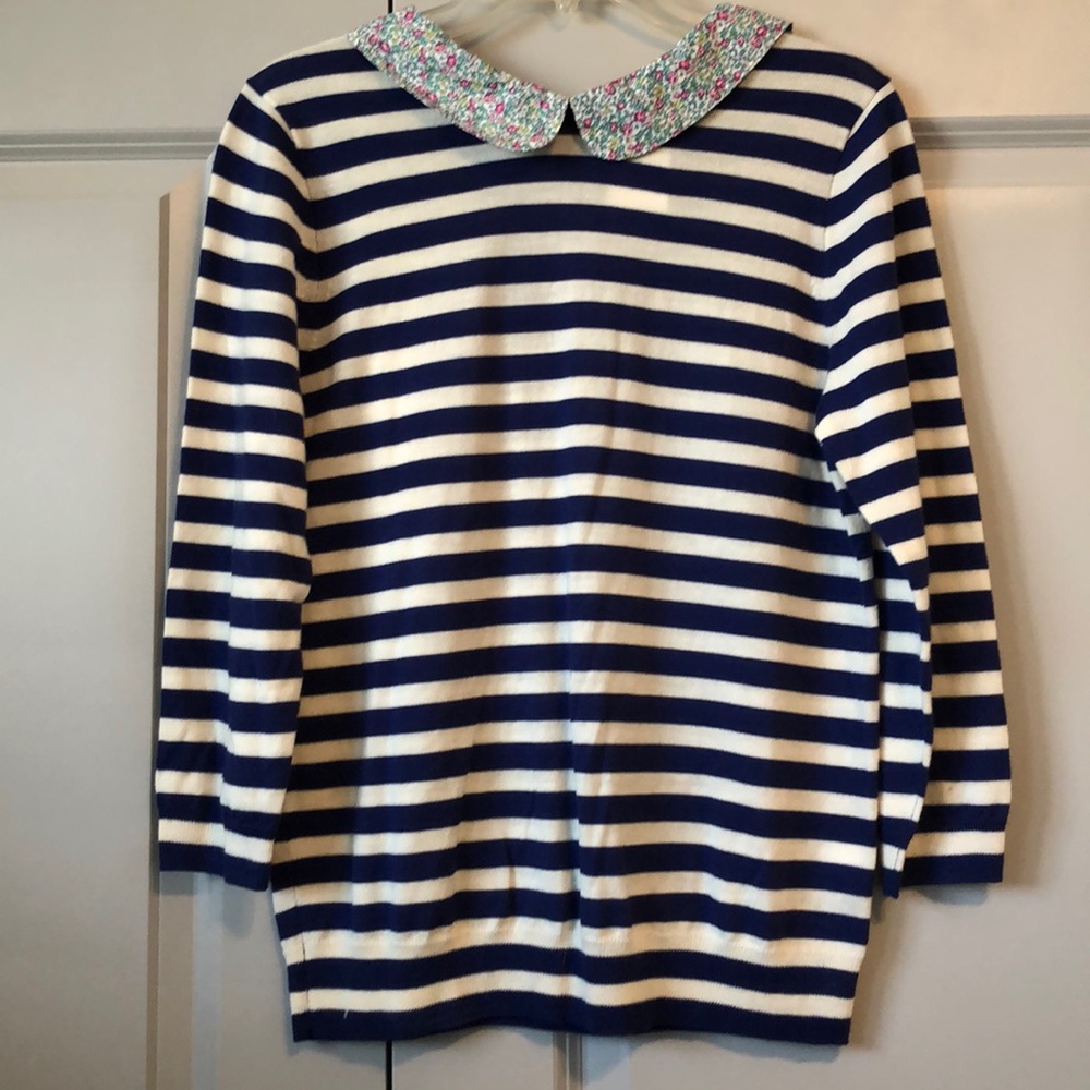 Spring/summer sweater with accent Collar.